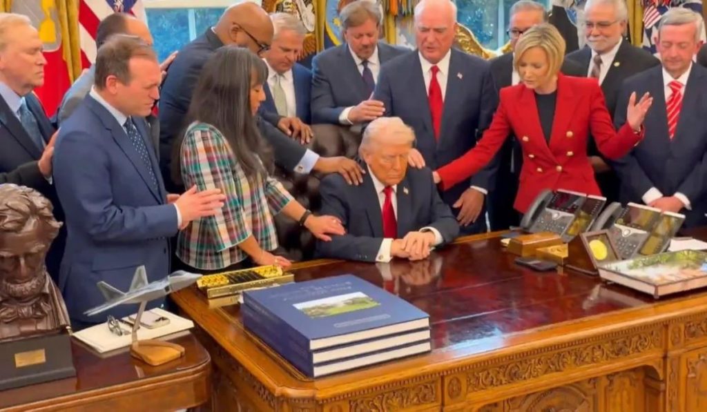 Trump convoca a evangelistas en la Casa Blanca para pedir a Dios que le ayude a ganar su guerra
