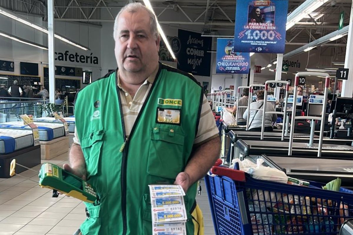 Vendedor repartiendo premios del Cupón Diario ONCE Las Palmas en Hoya de la Plata.