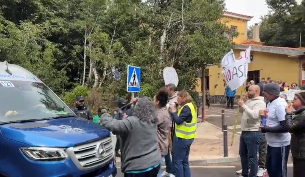 Anaga se manifiesta contra la masificación de coches: "Solo por ser Reserva de la Biosfera no debería haber tanto coche"