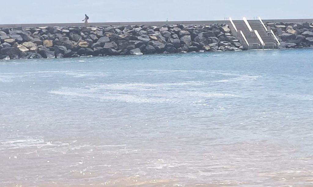 Bañistas de Las Teresitas se quejan de la aparición de espuma en el agua