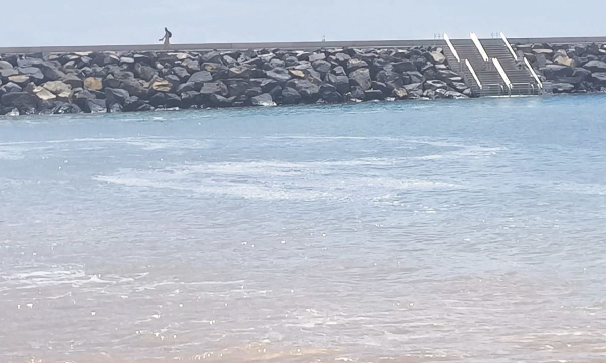 Bañistas de Las Teresitas se quejan de la aparición de espuma en el agua
