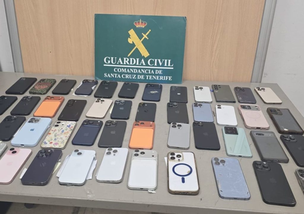 La Guardia Civil pilla a un pasajero en Los Rodeos con 47 teléfonos en la maleta