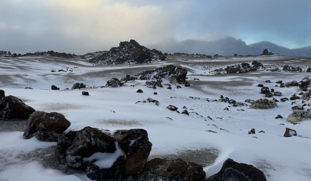 Rosa Dávila confirma que el Teide seguirá cerrado si sigue nevando: “Hay bastante nieve”