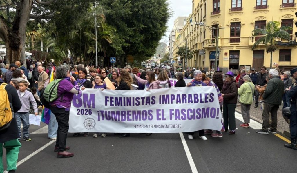 Santa Cruz de Tenerife se tiñe de violeta este 8M: más de 3.000 personas claman por la igualdad y exigen "tumbar el fascismo"