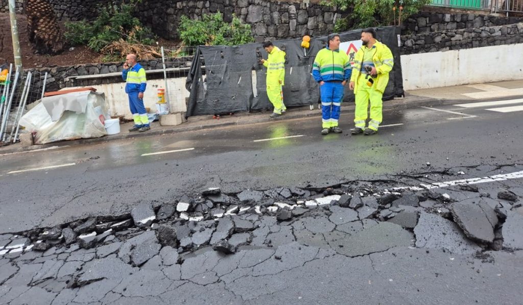 Cierran de emergencia la Avenida Marítima de Las Caletillas por graves daños en la vía