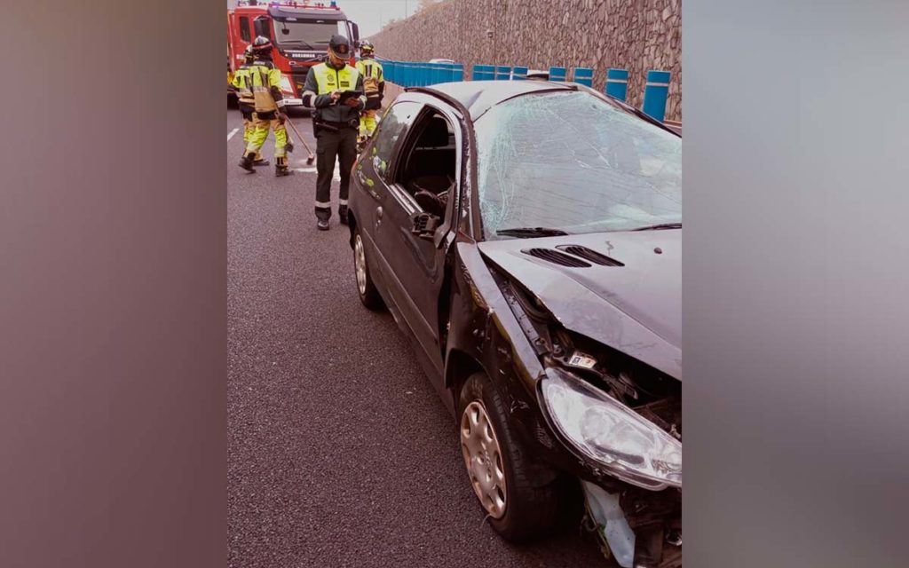 Accidente en la TF-5: una conductora atrapada tras dar varias vueltas de campana en Los Rodeos