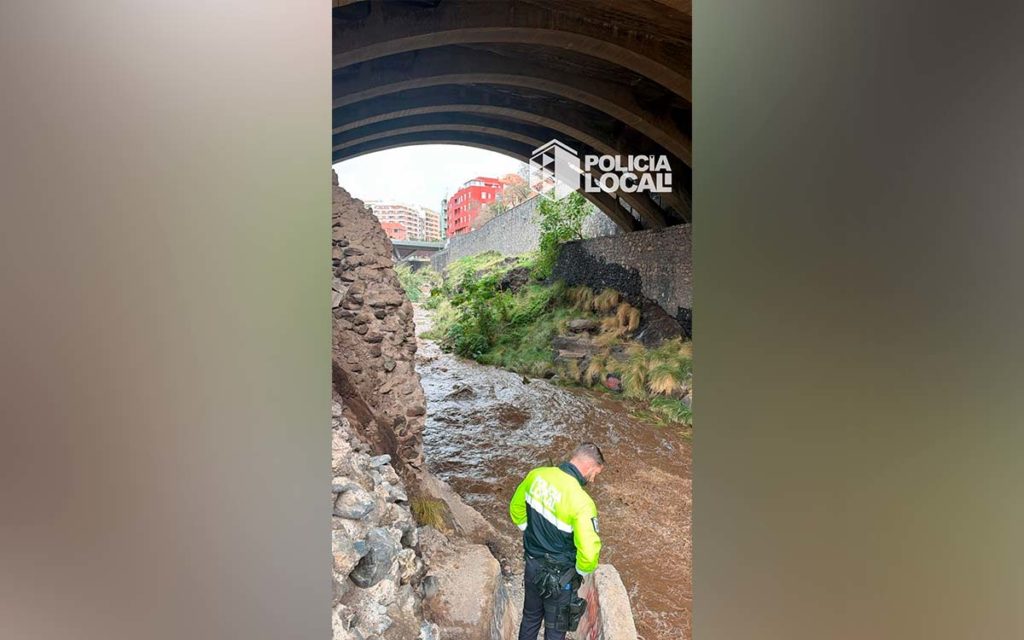 Rescate en el barranco de Santos: dos personas atrapadas por la crecida en Santa Cruz