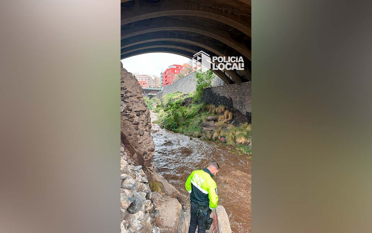 Rescate en el barranco de Santos: dos personas atrapadas por la crecida en Santa Cruz