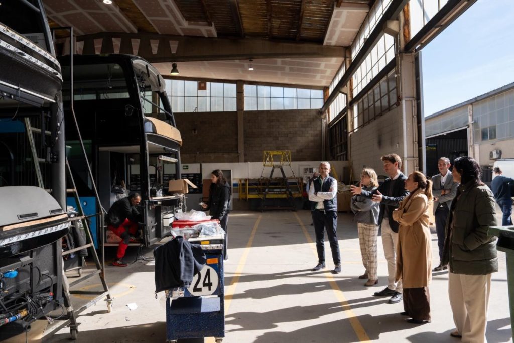 Tenerife da un nuevo salto en la capacidad de su transporte público con las primeras guaguas de dos pisos de Canarias