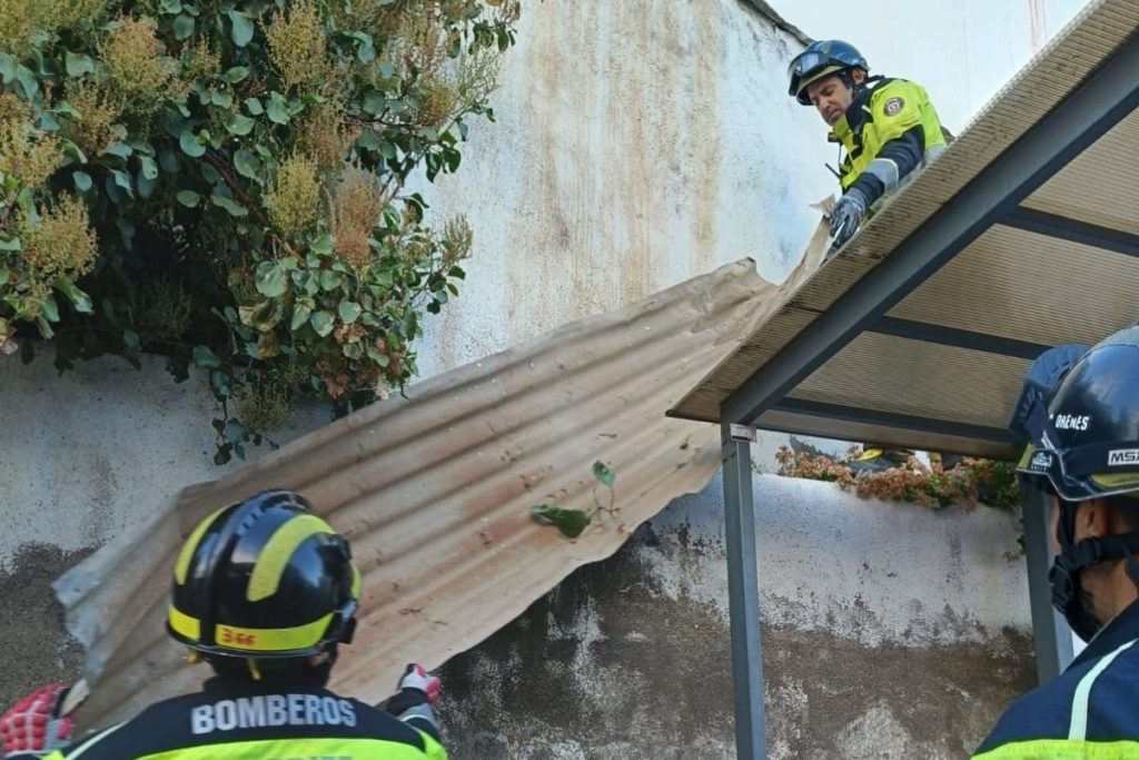 Intervienen de urgencia en colegios y paradas de guagua de Tenerife por riesgo de desprendimiento
