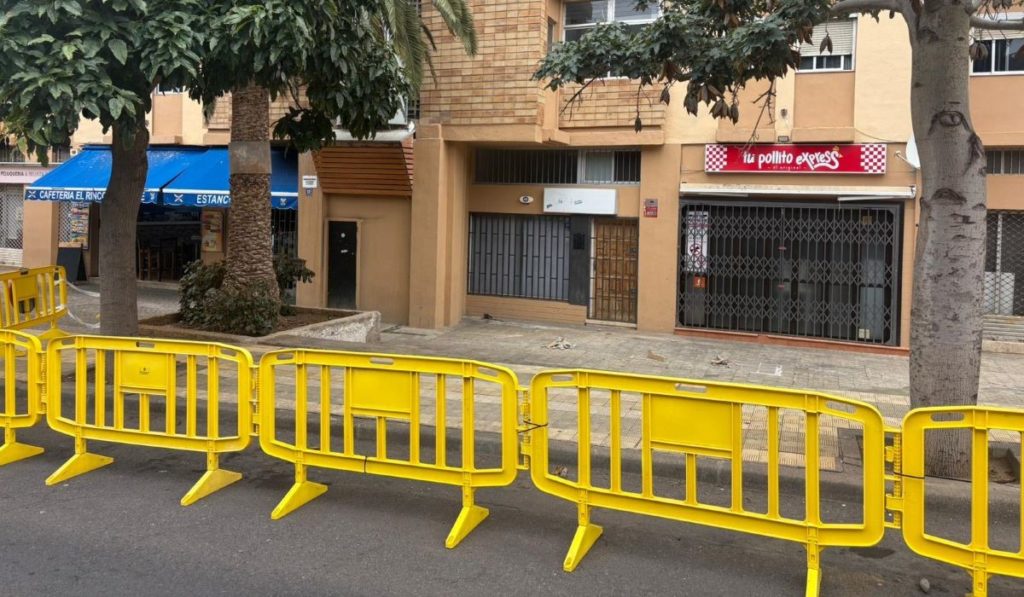 Caen cascotes de un edificio en pleno centro de Santa Cruz de Tenerife