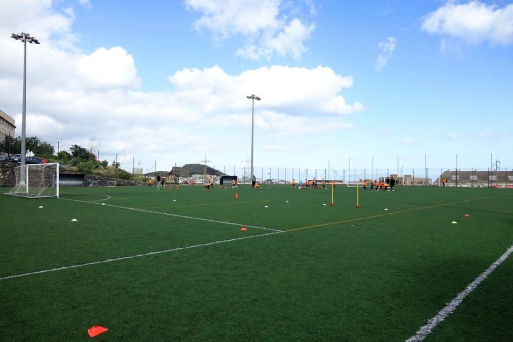 Más sombra: el campo de fútbol de Barranco Grande se transforma con gradas fotovoltaicas