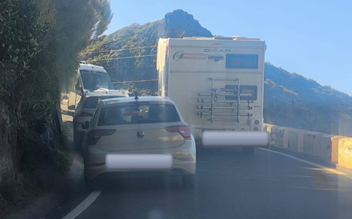 Vecinos de Masca vuelven a pedir más guaguas y apartaderos para evitar el colapso tras el bloqueo de una autocaravana