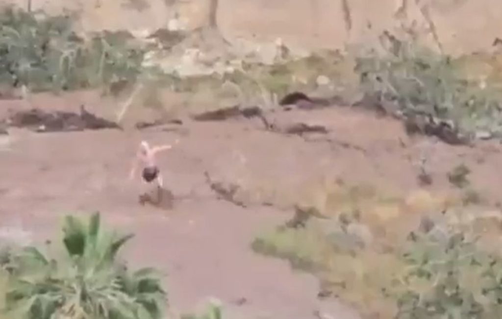 Hombre cruzando riada barranco Guiniguada borrasca Therese Gran Canaria