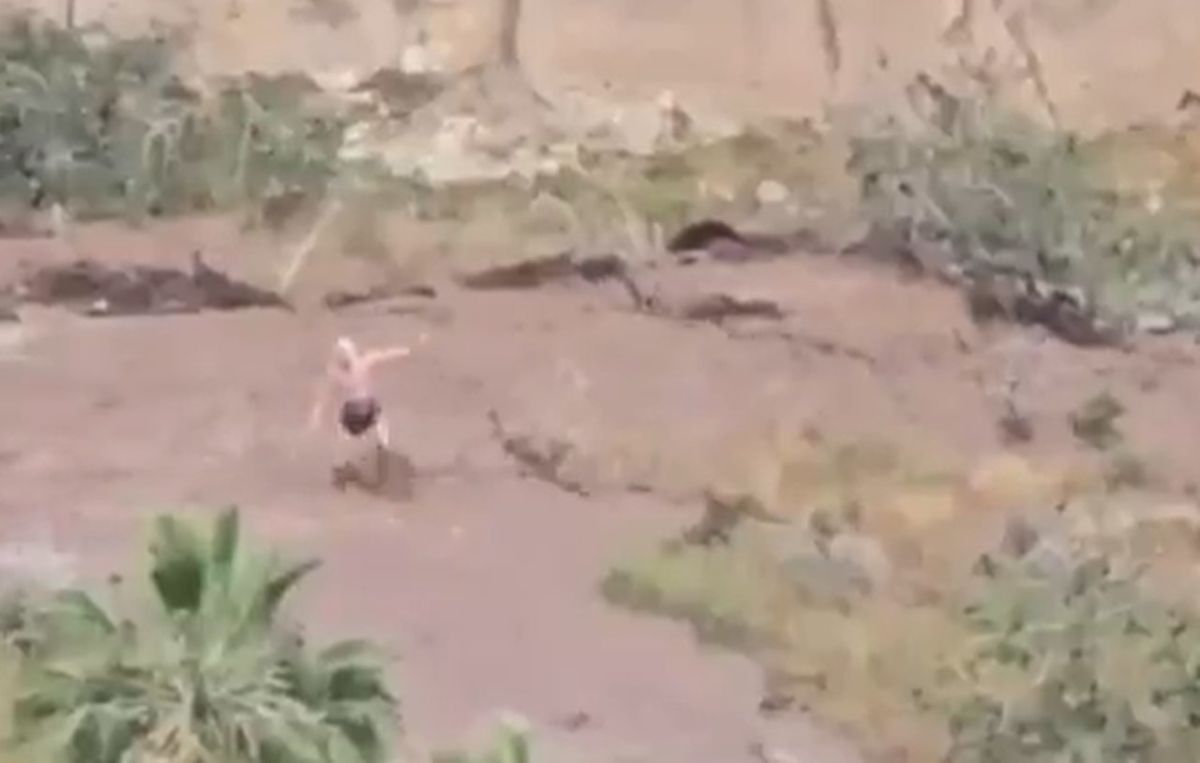 Hombre cruzando riada barranco Guiniguada borrasca Therese Gran Canaria
