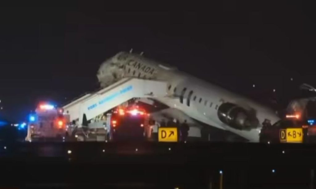 Tragedia en Nueva York: un avión choca con un camión y deja muertos