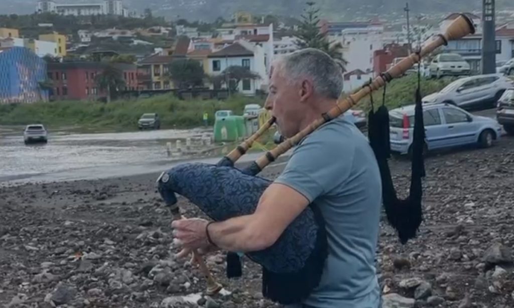Un hombre toca la gaita en plena borrasca Therese en Puerto de la Cruz. DA