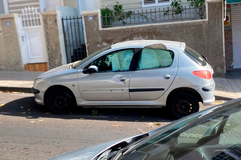 Coches abandonados desbordan las calles del barrio Salamanca
