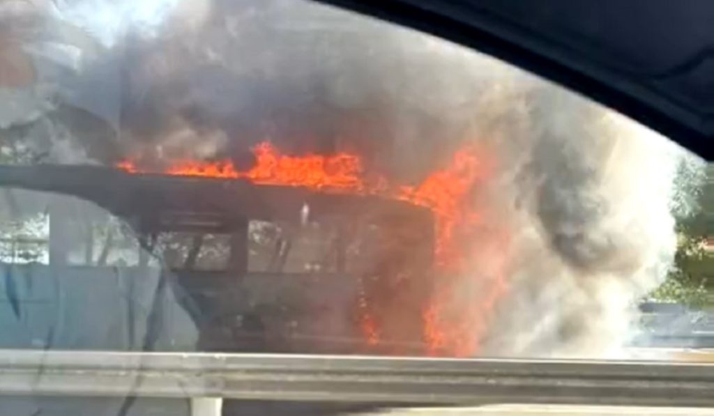 Pánico en Canarias por el incendio de una guagua en plena autopista: "Si no se abren las puertas, nos calcinamos"
