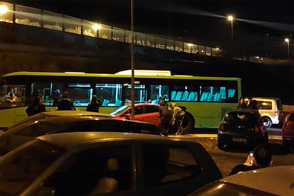 "La fuerza del gofio": mueven un coche a pulso para que la guagua pueda seguir su ruta en Tenerife