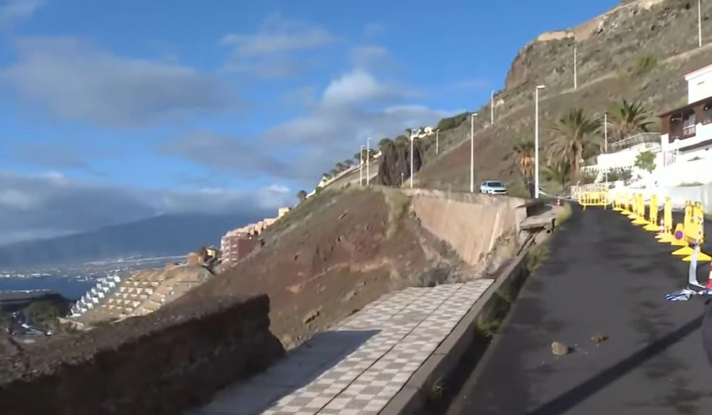 Un hundimiento de 5 metros obliga a cerrar accesos en Bocacangrejo