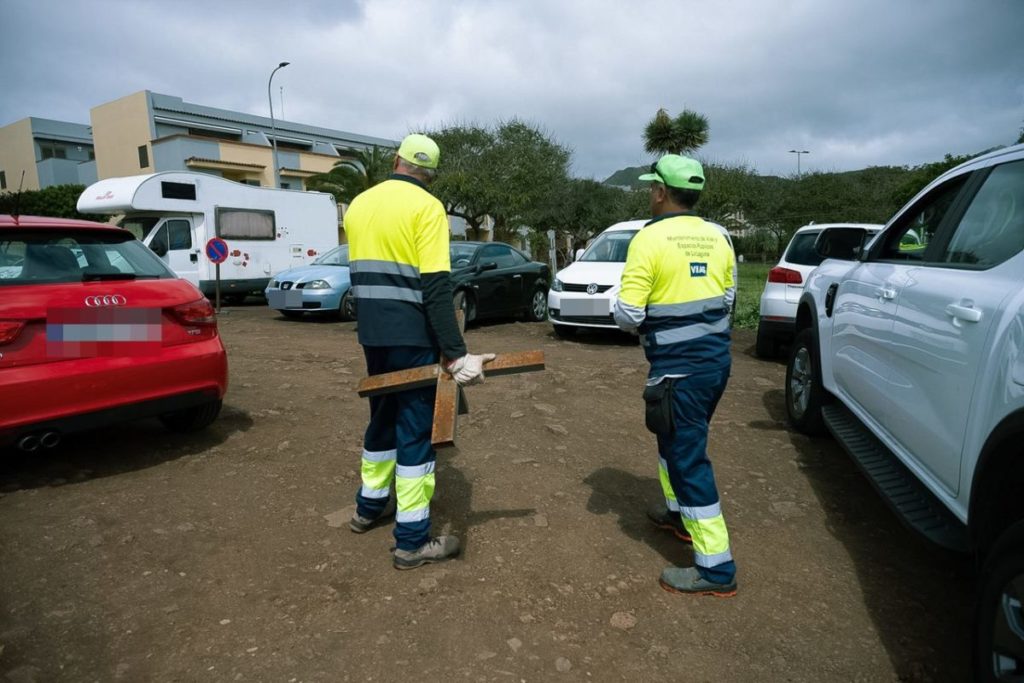 Adiós a los baches: asfaltan el parking junto al Centro de Salud de Finca España