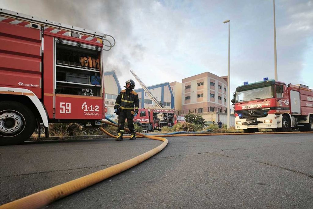 Bomberos de Tenerife intervienen de urgencia en un incendio declarado en el Polígono de Güímar