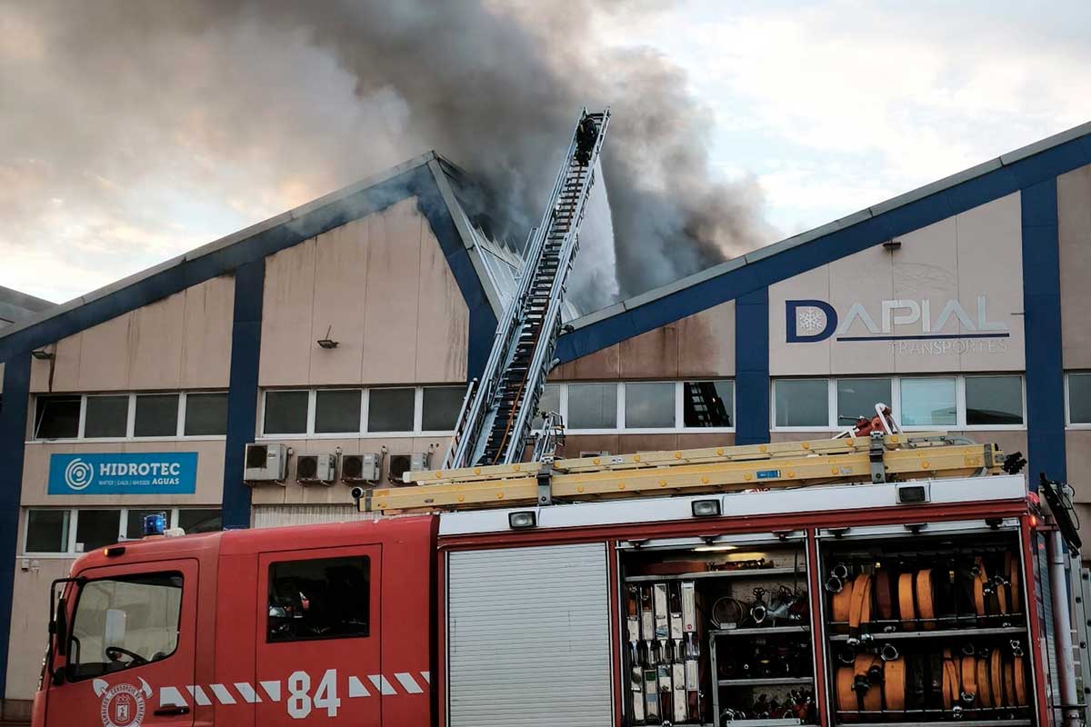 Bomberos de Tenerife intervienen de urgencia en un incendio declarado en el Polígono de Güímar