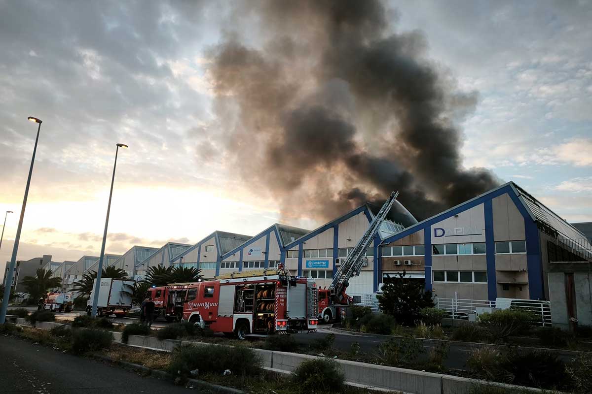 Bomberos de Tenerife intervienen de urgencia en un incendio declarado en el Polígono de Güímar