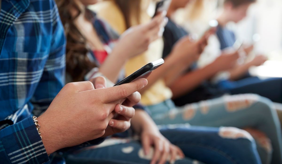 El cambio radical que llega a los móviles de los menores en Tenerife: adiós al acceso libre a redes sociales
