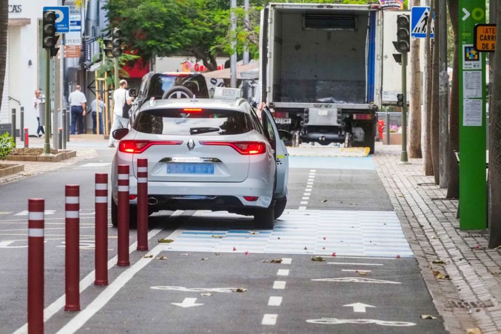 Nuevas plazas de carga y descarga de mercancías en la calle El Pilar de la capital tinerfeña. | Sergio Méndez