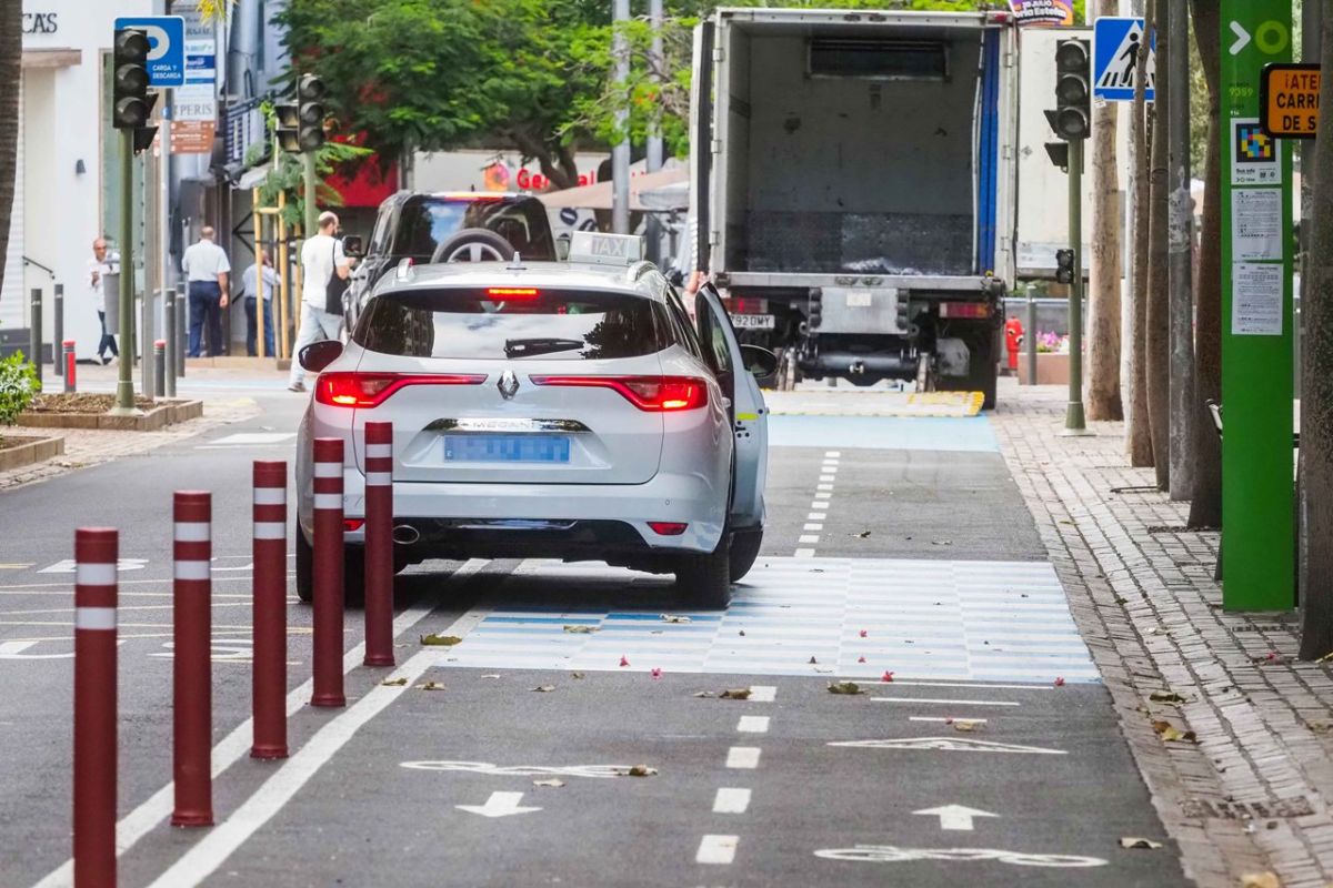 Nuevas plazas de carga y descarga de mercancías en la calle El Pilar de la capital tinerfeña. | Sergio Méndez