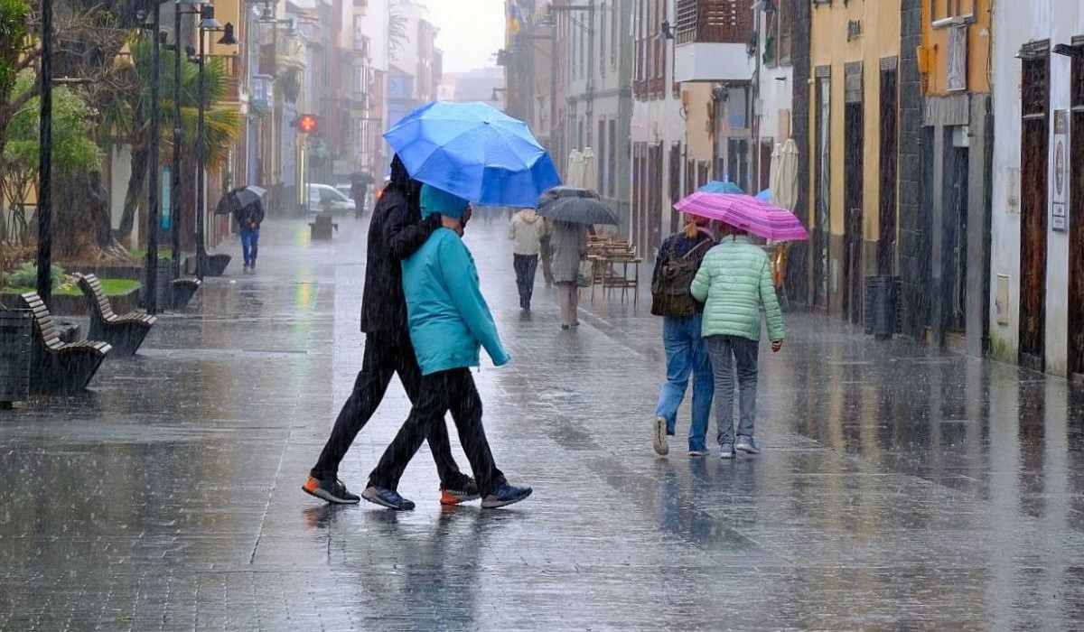 La Agencia Estatal de Meteorología ya ha emitido avisos amarillos para hoy por viento y oleaje y otro naranja por lluvias para mañana. | Alfredo Mesa
