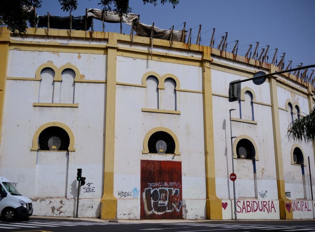 Negocios cerrados, aceras estrechas, indigentes en las calles y la suciedad que rodea espacios emblemáticos como el Cine Víctor o la plaza de Toros conforman la imagen actual de la zona de Las Ramblas. | Alfredo Mesa