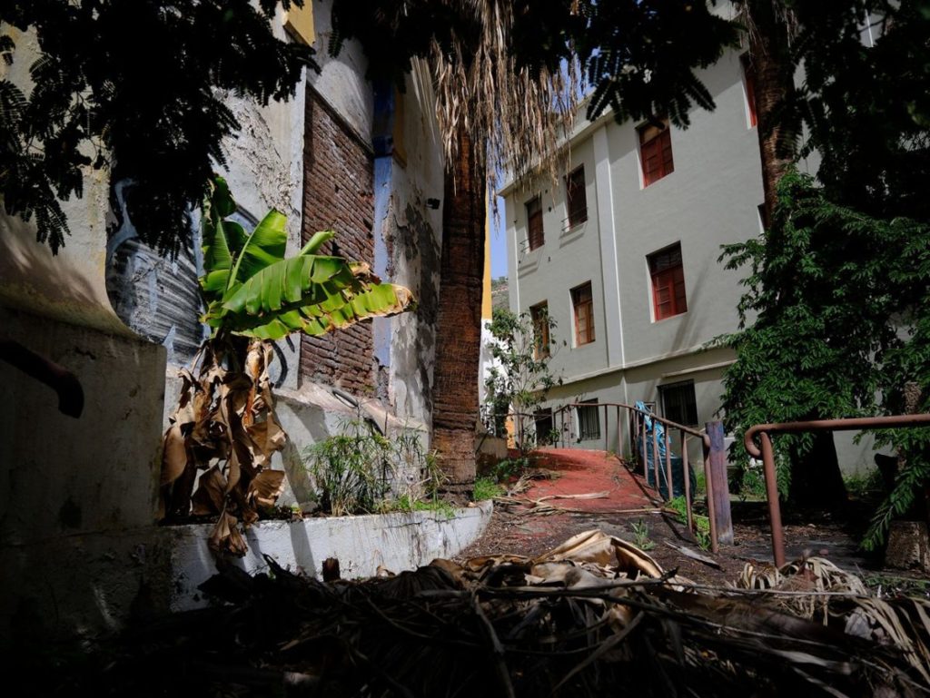 Negocios cerrados, aceras estrechas, indigentes en las calles y la suciedad que rodea espacios emblemáticos como el Cine Víctor o la plaza de Toros conforman la imagen actual de la zona de Las Ramblas. | Alfredo Mesa