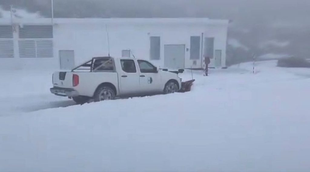 Vehículo del IAC retira la nieve para acceder al Observatorio.
