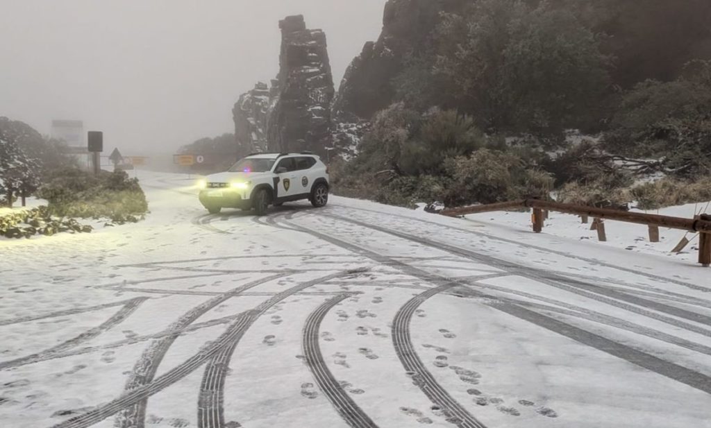 Capa de nieve y hielo en las carreteras de Las Cañadas del Teide. 