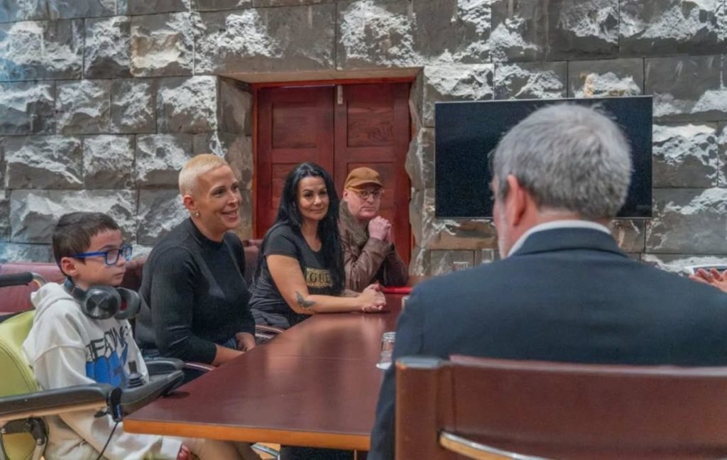 Asier, Eugenia, Jacqueline y otro paciente con Piel de Mariposa se reunieron con Fernando Clavijo. | Presidencia