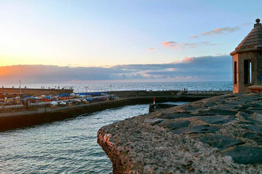Dos policías y dos socorristas se lanzan al mar para salvar a una bañista en Puerto de la Cruz
