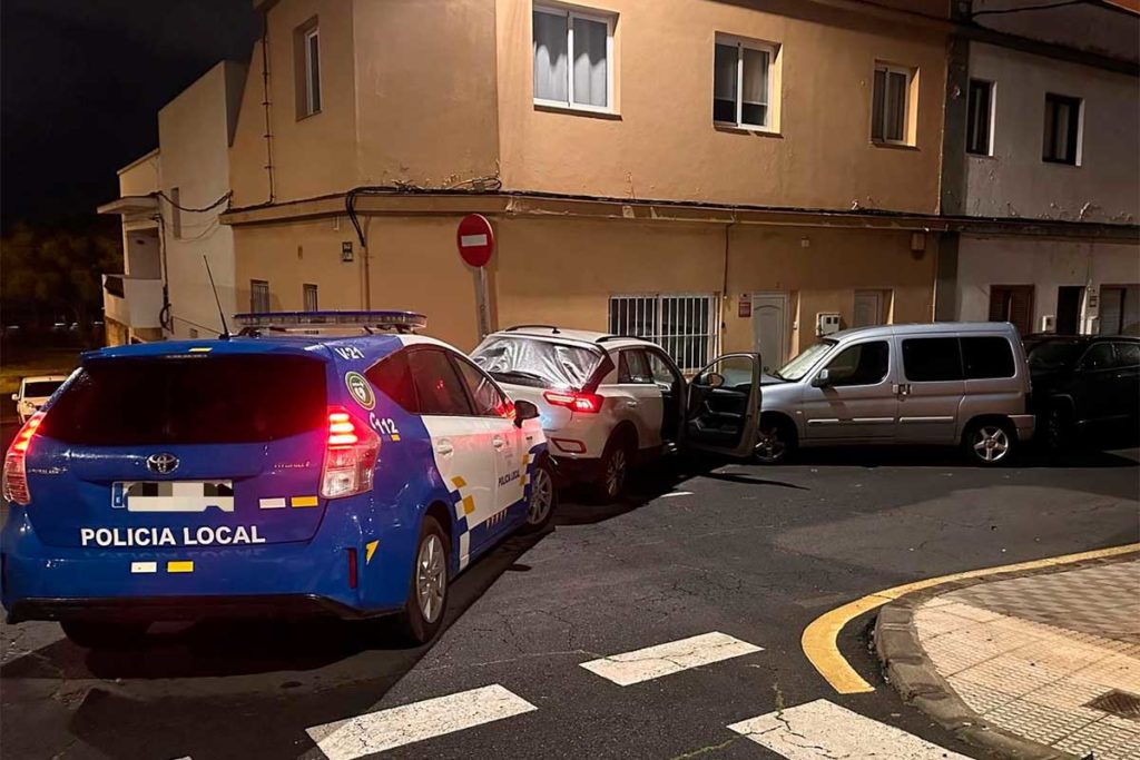 Persecución de película en La Laguna: siembra el pánico con un coche robado y acaba empotrado contra una casa