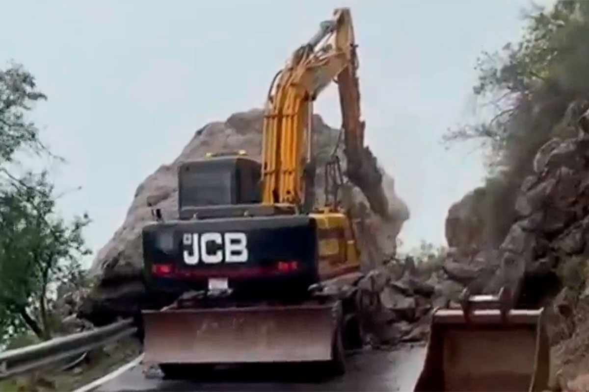 Trabajan en demoler una piedra de más de 15 toneladas que obstruye una vía en Gran Canaria
