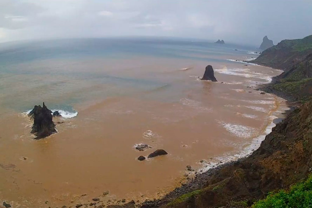 El "mar de chocolate" en Anaga: la inédita imagen de Benijo por el paso de la borrasca Therese