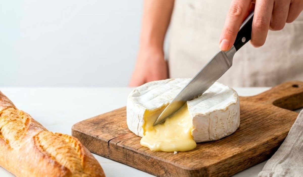 Si tienes este queso en la nevera, no lo comas: detectan una peligrosa toxina en un lote de Camembert