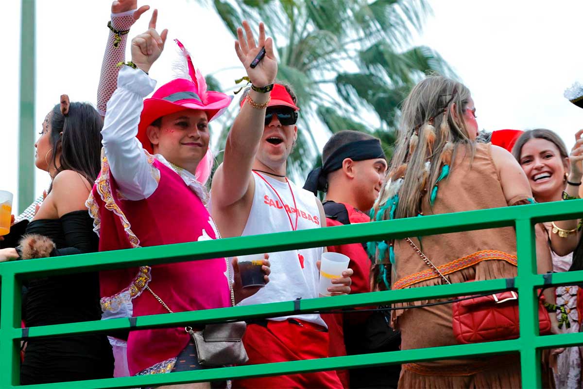 Locura total con Quevedo en el Carnaval de Las Palmas de Gran Canaria: de socorrista y con ‘preview’ de su próximo tema