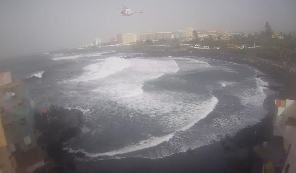 Rescate de urgencia en Puerto de la Cruz: sacan del mar a un menor en apuros