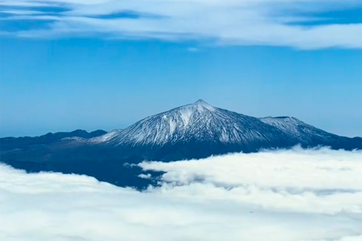 La imagen del día desde el aire: un piloto capta el regreso de la nieve al Teide tras el último temporal