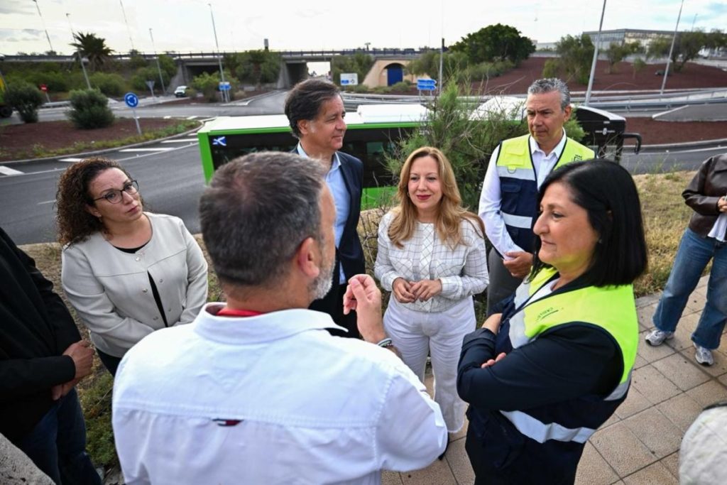 Rosa Dávila y representantes municipales visitan las nuevas obras de acceso al Polígono Industrial del Valle de Güímar en Tenerife