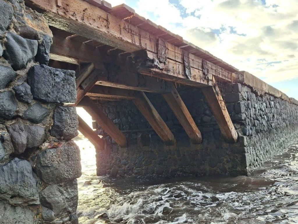 Cierran el acceso a los muelles carboneros de Valleseco tras detectar un "notable deterioro"