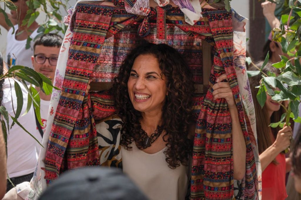 La actriz tinerfeña Toni Acosta, en 'A una isla de ti', de Alexis Morante.