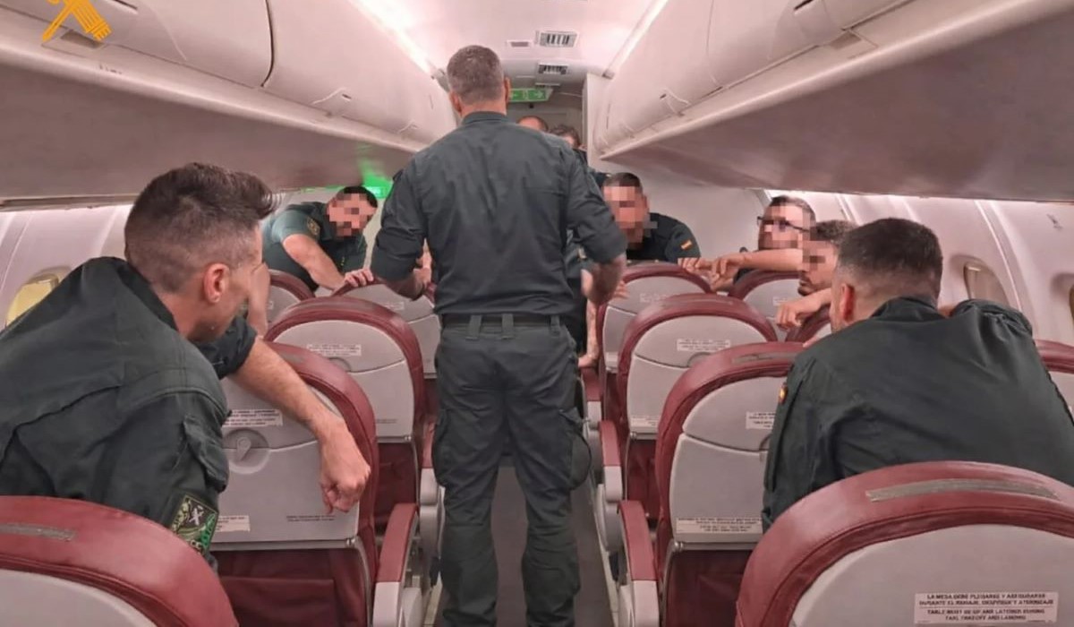 La Guardia Civil y Binter se unen contra los pasajeros conflictivos: prácticas pioneras en aviones reales